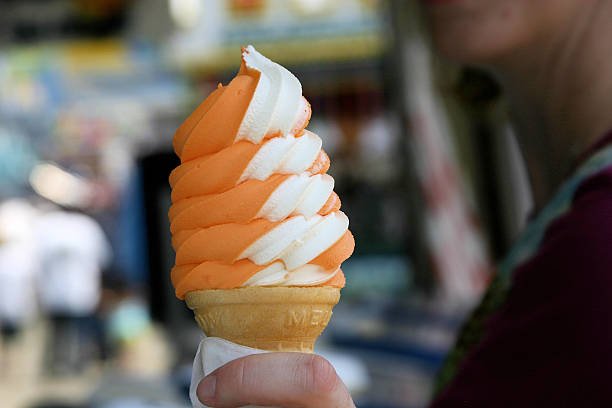 rodajita de naranja: helado de crema de natillas - crema de natillas fotografías e imágenes de stock