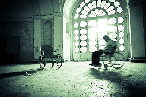 Hombre en silla de ruedas - foto de stock