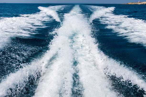 voir le ruisseau d’eau derrière le bateau rapide - motor ship photos et images de collection