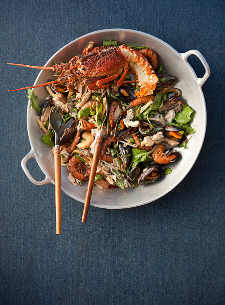 plato de pescados y mariscos - prawn seafood plate serving dish fotografías e imágenes de stock