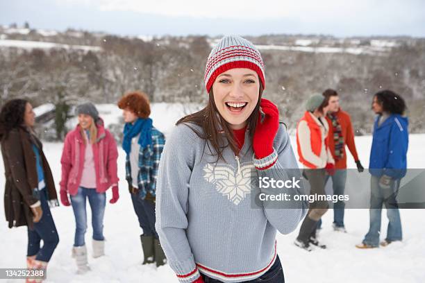 Gruppe Junger Freunde Spaß Im Schnee Landschaft Stockfoto und mehr Bilder von Multikulturelle Gruppe - Multikulturelle Gruppe, Winter, Schnee
