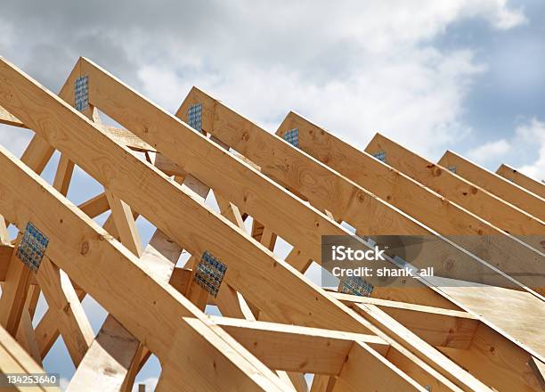 Foto de Novo Teto De Madeira e mais fotos de stock de Setor de construção - Setor de construção, Telhado, Armação de Construção