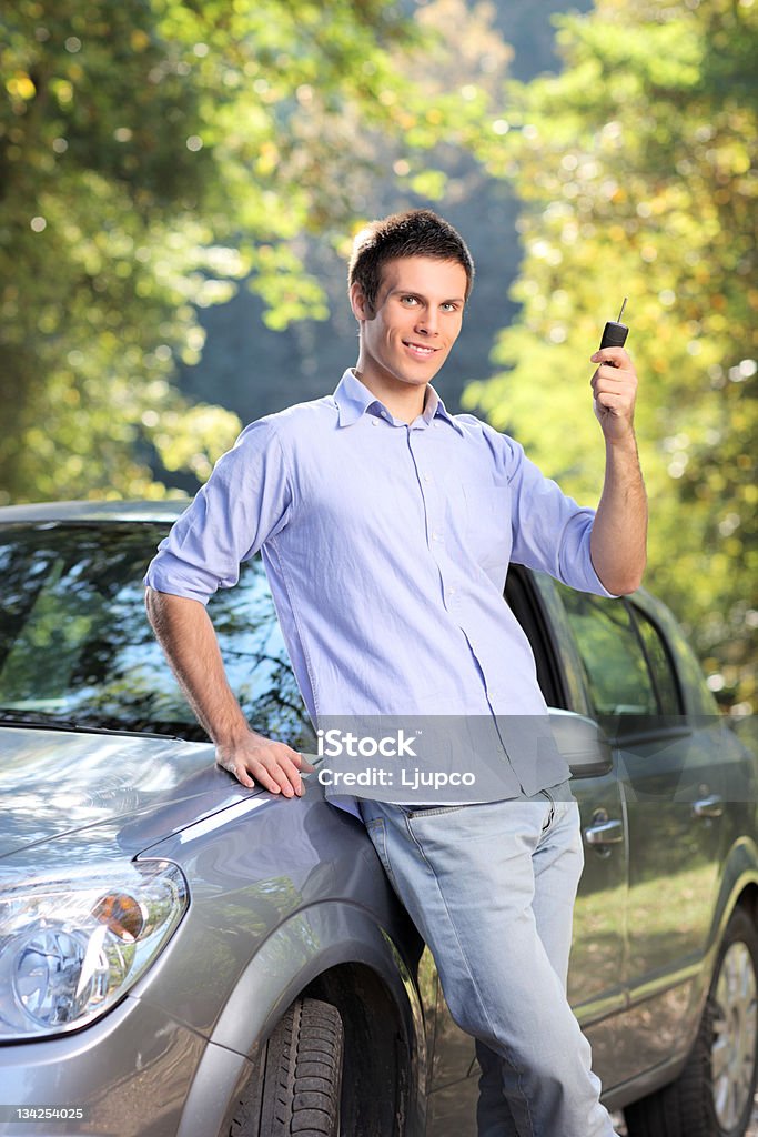 Uśmiechająca się Mężczyzna trzyma Samochód Klucz - Zbiór zdjęć royalty-free (Adolescencja)