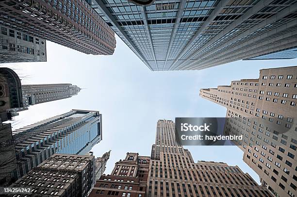 Cerca In Sky Raschiatori - Fotografie stock e altre immagini di Città - Città, New York - Città, New York - Stato