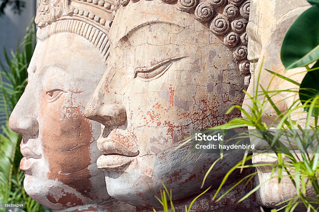 Drei Stein buddha-Köpfe sitzen neben jedem anderen unter den Bäumen - Lizenzfrei Asien Stock-Foto
