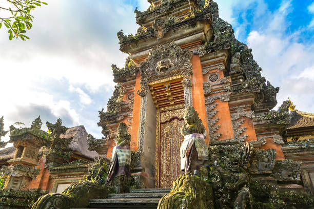 templo saraswati en ubud en bali - balinese culture fotografías e imágenes de stock