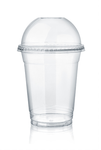 Vaso transparente de plástico con tapa de cúpula photo