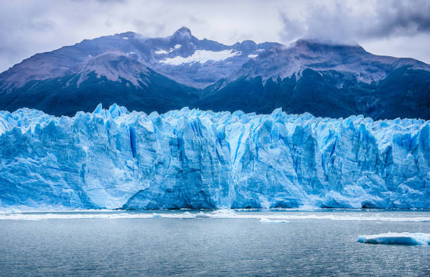 グレー氷河氷山、ペリトモレノ氷河、パタゴニア、アルゼンチンのクローズアップビュー - glacier ストックフォトと画像