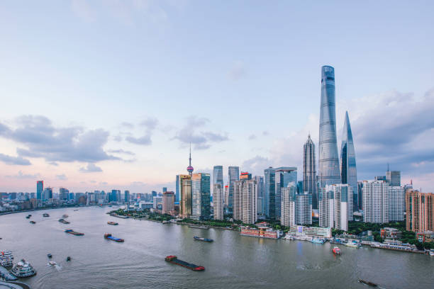 panorama del horizonte urbano de shanghai y el río huangpu - shanghái fotografías e imágenes de stock