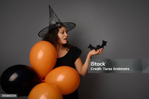 Retrato de menina pequena bonita em traje de halloween bruxa laranja preto  com vassoura. feliz dia das bruxas conceito. doçura ou travessura. festa de  crianças engraçadas, infância feliz.