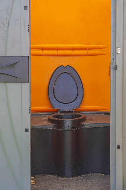 toilettes publiques portatives - porta potty photos et images de collection