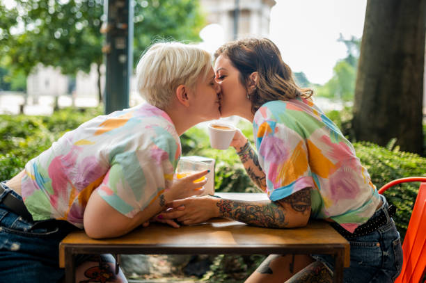 jovem casal se beijando no café - lesbian love sexual issues two people - fotografias e filmes do acervo