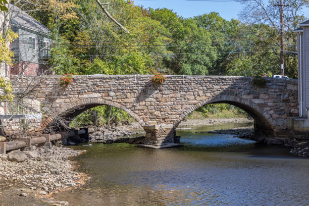 choate road bridge rozciąga się nad rzeką ipswich na trasie do hamilton/ipswich, massachusetts - ipswich zdjęcia i obrazy z banku zdjęć