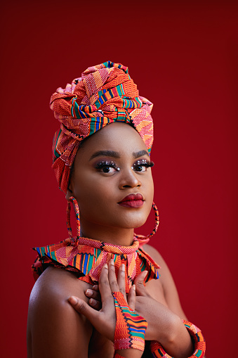 retrato de hermosa mujer nigeriana en traje tradicional photo