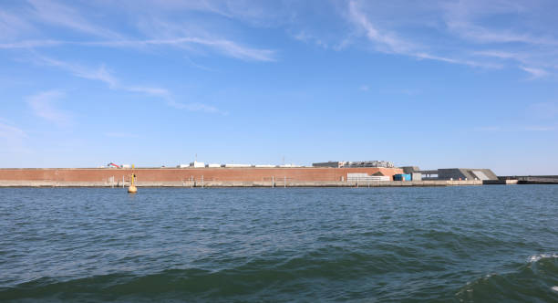 canteiro de obras de uma represa chamada projeto mose para defender a cidade de veneza de inundações e marés altas - dam venice italy mediterranean sea italy - fotografias e filmes do acervo