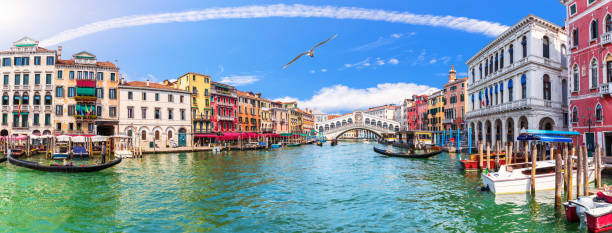 panorama del canal grande vicino al ponte di rialto, venezia, italia - venice italy italy grand canal built structure foto e immagini stock