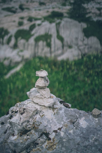 ケアンの形でバ�ランスをとる岩の風光明媚な景色 - 3502 ストックフォトと画像