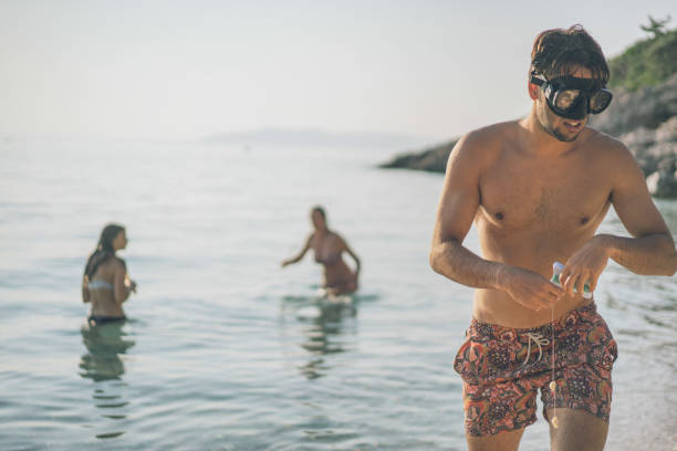 amigos curtindo férias pelo mar mediterrâneo - 3107 - fotografias e filmes do acervo