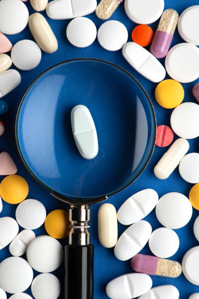 minucioso - capsule pill medicine antibiotic fotografías e imágenes de stock