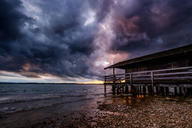 tormenta y tormenta en el chiemsee bavaria - lago chiemsee fotografías e imágenes de stock