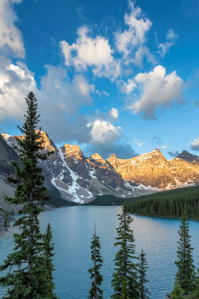 sonnenaufgang in den rocky mountains, moraine lake, banff national park, kanada. - landscape national park lake louise moraine lake stock-fotos und bilder