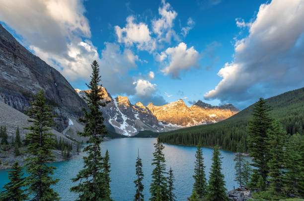 spektakulärer sonnenaufgang in den rocky mountains, moraine lake, banff national park, kanada. - landscape national park lake louise moraine lake stock-fotos und bilder