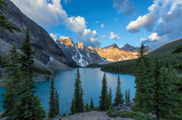 rocky mountains, sonnenaufgang. moraine lake, banff nationalpark, kanada. - landscape national park lake louise moraine lake stock-fotos und bilder