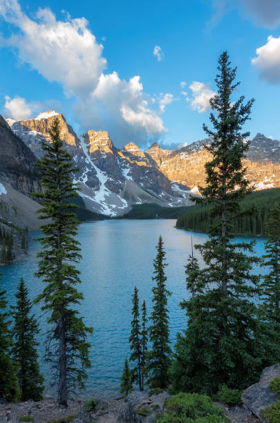 spektakulärer sonnenaufgang in den rocky mountains, moraine lake, banff national park, kanada. - landscape national park lake louise moraine lake stock-fotos und bilder