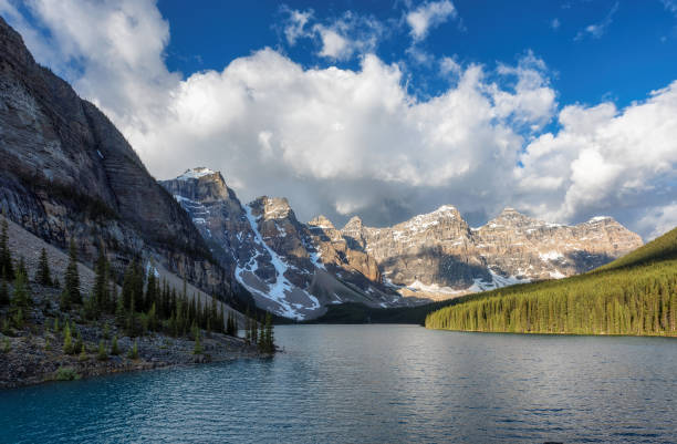 moraine lake, banff nationalpark, kanada. - landscape national park lake louise moraine lake stock-fotos und bilder