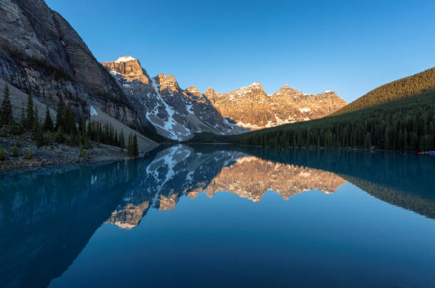 spektakulärer sonnenaufgang am moraine lake, banff national park, kanada. - landscape national park lake louise moraine lake stock-fotos und bilder