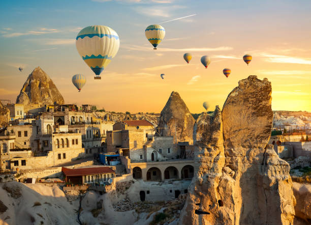 vuelo sobre capadocia - goreme rural scene sandstone color image fotografías e imágenes de stock