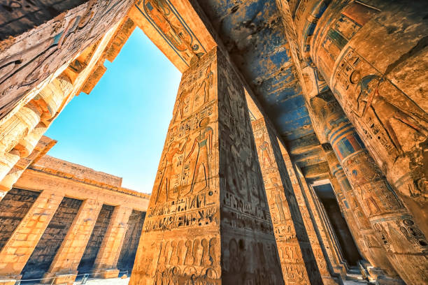 templo habu en luxor - stone architecture and buildings monument temple fotografías e imágenes de stock