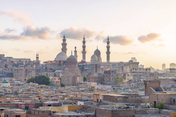kairo stadt in ägypten - cairo egypt mosque minaret stock-fotos und bilder