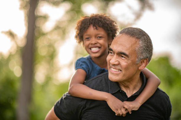 portret plenerowy wnuczki i dziadka - park posing family outdoors zdjęcia i obrazy z banku zdjęć