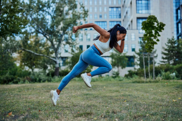 mulher asiática correndo no parque para alcançar seu melhor pessoal - sprint - fotografias e filmes do acervo