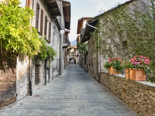 Het dorpje Bard is bekend van Forte di Bard, Valle D'Aosta, Italiaanse Alpen, Noord Italië
