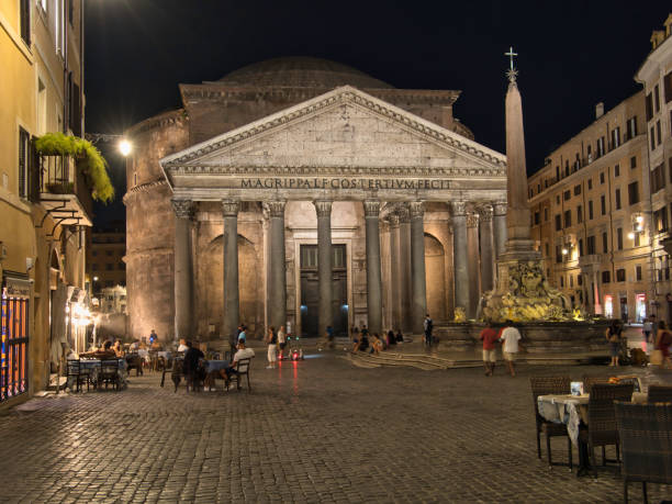 el panteón, iluminado atmosféricamente por la noche - ancient rome rome fountain pantheon rome fotografías e imágenes de stock