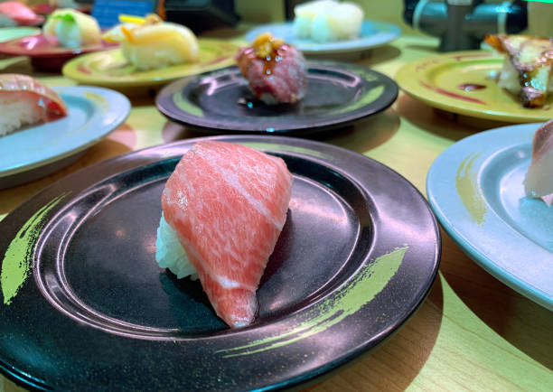 日本料理の料理にマグロの魚 - 回転寿司 ストックフォトと画像