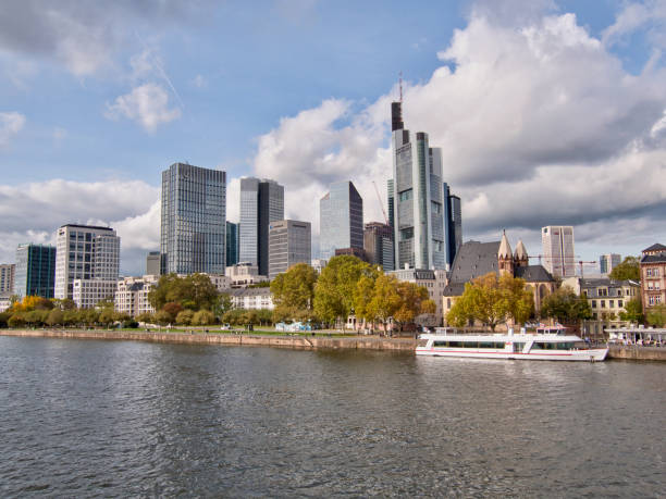 istock De imponerende skyline van Frankfurt am Main op een mooie herfstdag, gefotografeerd vanaf de Eiserner Steg 1342809709