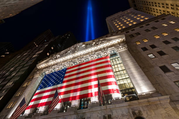 9/11 hołd w świetle. nowojorska giełda papierów wartościowych oświetlona w nocy. widok z broad street. - new york stock exchange long exposure manhattan new york city zdjęcia i obrazy z banku zdjęć