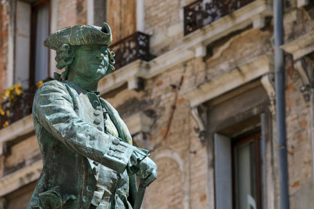 denkmal für carlo goldoni, venedig, italien - carlo goldoni stock-fotos und bilder