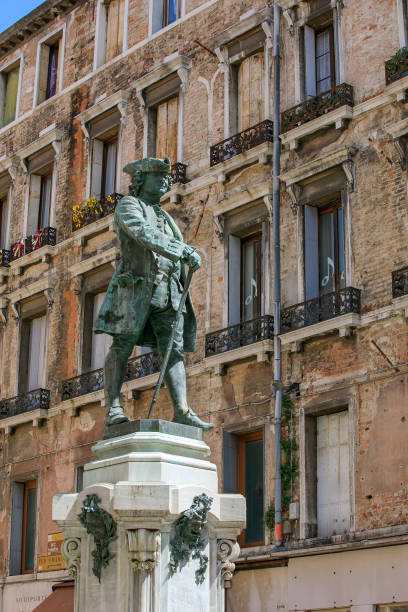 denkmal für carlo goldoni, venedig, italien - carlo goldoni stock-fotos und bilder