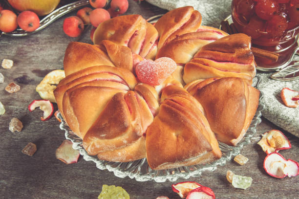 torta de maçã recém-assada com maçãs e geleia caseira feita de pequenas maçãs ao fundo. deliciosa torta caseira fresca e macia - apple cake spread macro - fotografias e filmes do acervo