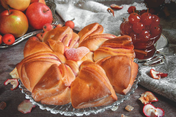 torta de maçã recém-assada com maçãs e geleia caseira feita de pequenas maçãs ao fundo. deliciosa torta caseira fresca e macia - apple cake spread macro - fotografias e filmes do acervo