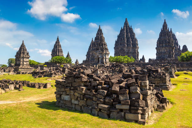 temple prambanan à yogyakarta - borobudur ruins photos et images de collection