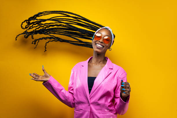 belle femme afro avec des queues de cochon et des vêtements élégants - black celebration colors dark photos et images de collection