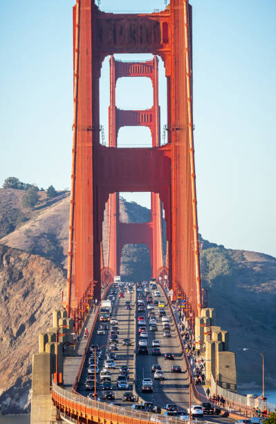 golden gate bridge, são francisco, califórnia, eua - traffic car travel golden gate bridge - fotografias e filmes do acervo