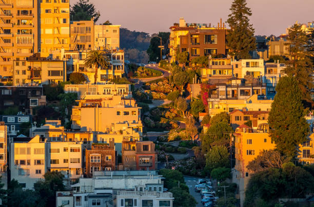 サンフランシスコのロンバード通りの長距離ビュー - san francisco county lombard street street house ストッ��クフォトと画像