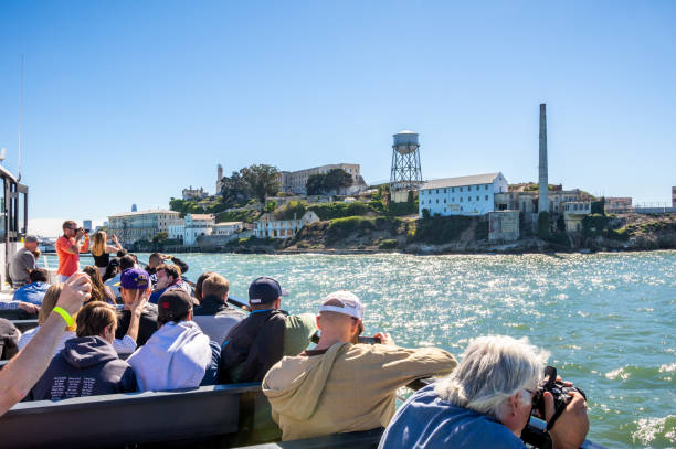touristen, die auf der insel alcatraz ankommen - tourism san francisco bay area san francisco county san francisco bay stock-fotos und bilder