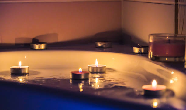 촛불이 있는 친밀한 욕실 - couple hot tub spa treatment health spa 뉴스 사진 이미지